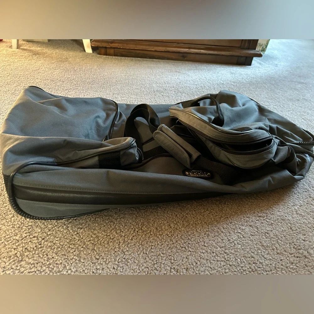 JEEP Gray & Black Rolling Duffel Bag. The handles join to carry. Ex condition.